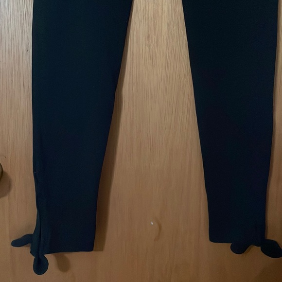 •OLD NAVY•BLACK LEGGINGS WITH KEY HOLE BOWTIE ANKLES SIZE SMALL EUC - Picture 5 of 6